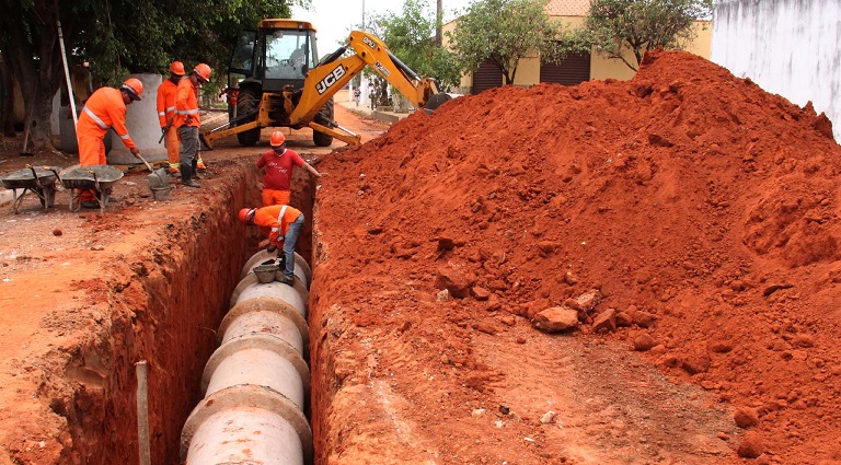 Obra de esgotamento executada pela Sanesul no município de Miranda (