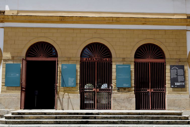 Centro cultural Casa França-Brasil reabre após um ano fechado com a mostra Casa Aberta-Passagens