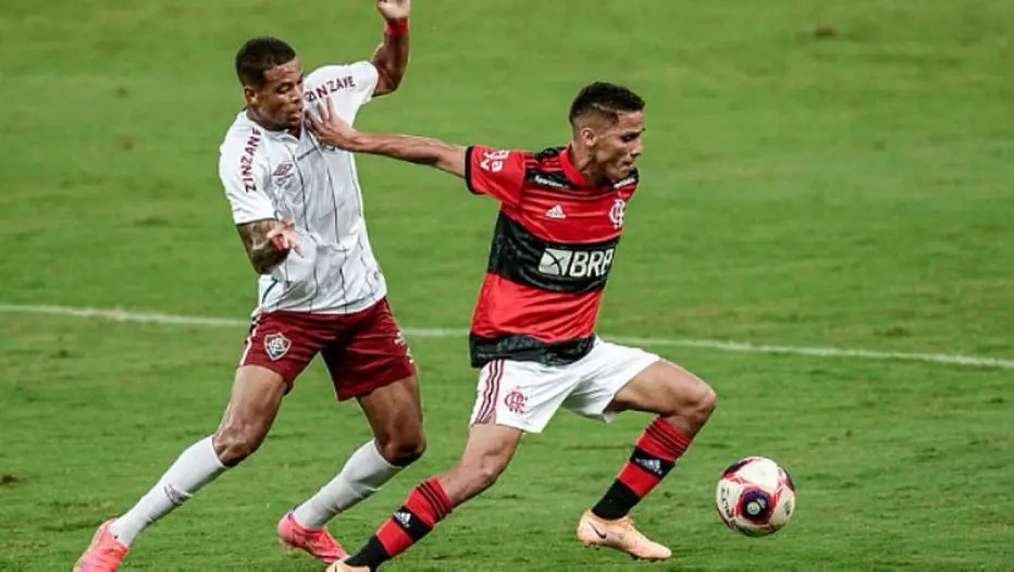 Flamengo e Fluminense durante clássico no Maracanã pelo Estadual de 2021
