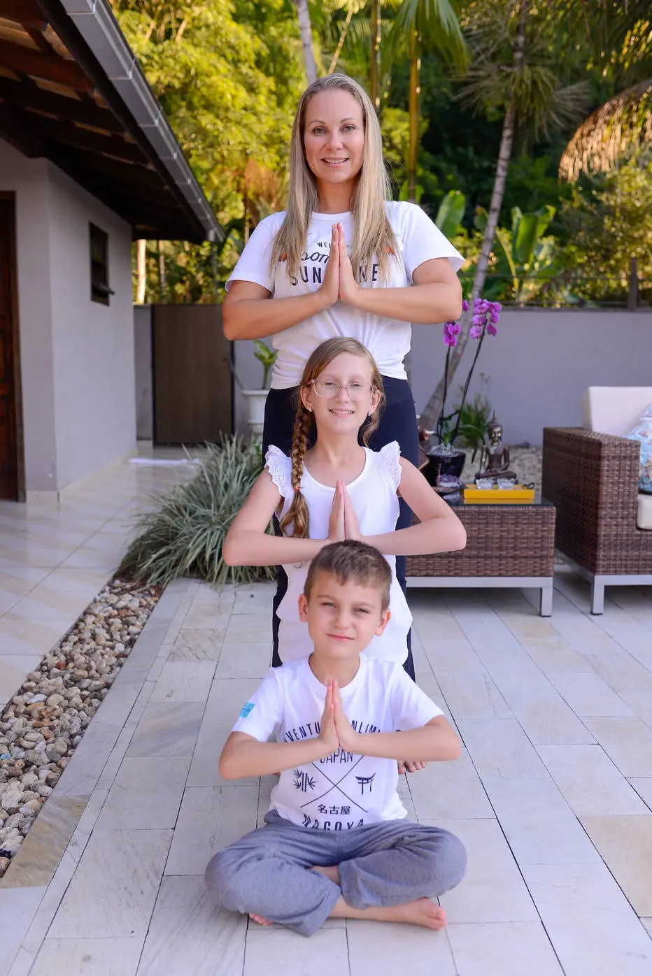 Débora Molon, autora do livro 'O Pequeno Yogue', com os filhos Gabriela e Miguel