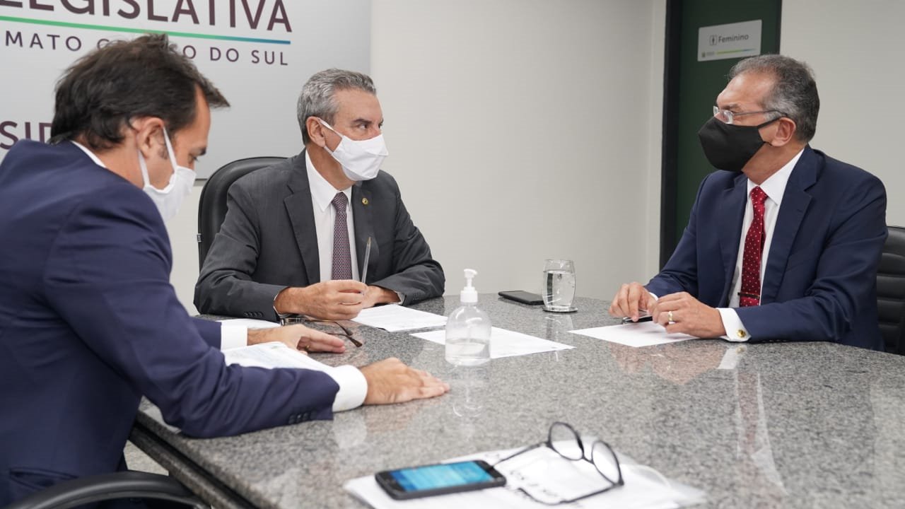 O presidente da Assembleia Legislativa de Mato Grosso do Sul (ALEMS), Paulo Corrêa (PSDB), e o presidente do Tribunal de Justiça de MS (TJMS), Carlos Eduardo Contar, assinaram convênio entre a TV Assembleia e o TJMS para veiculação de um programa em parceria.