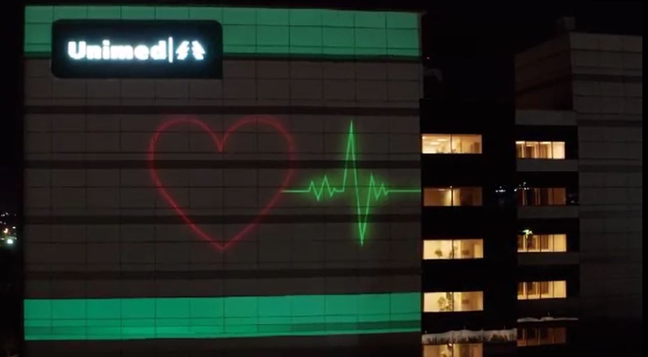 Imagens projetadas na fachada do Hospital Unimed CG lançaram campanha de 48 anos da cooperativa médica  