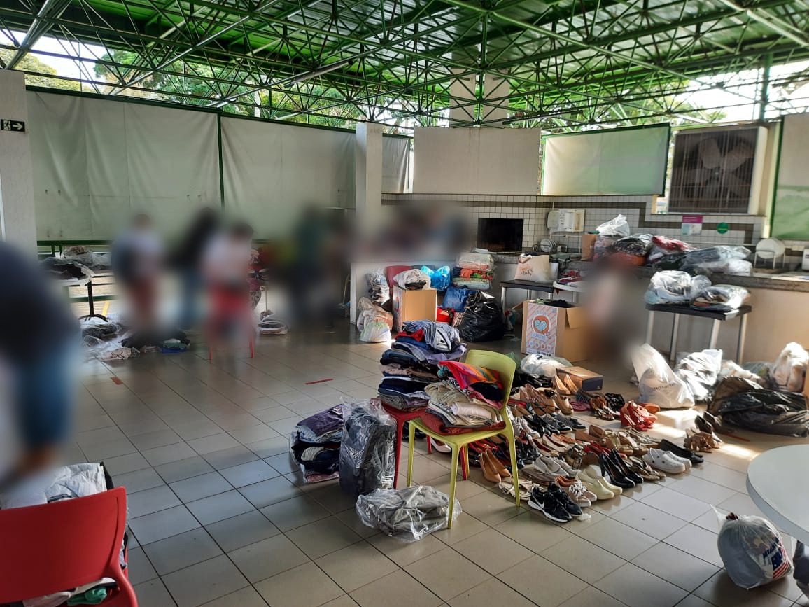 Arrecadação de roupas e mantimentos