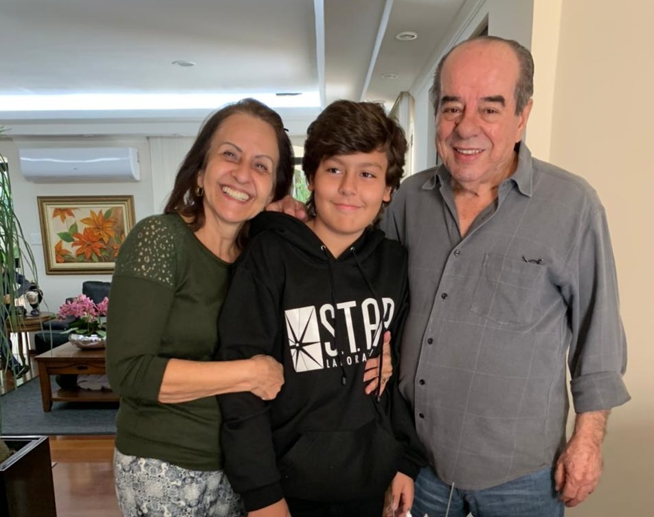Ex-conselheiro Ancelmo ao lado da esposa Sônia e neto.