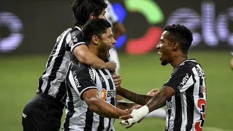 Dodô, Hulk e Tchê Tchê comemoram gol do Atlético-MG diante do Remo