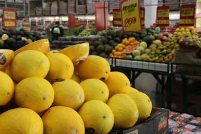 Melão e outras frutas na gôndola 