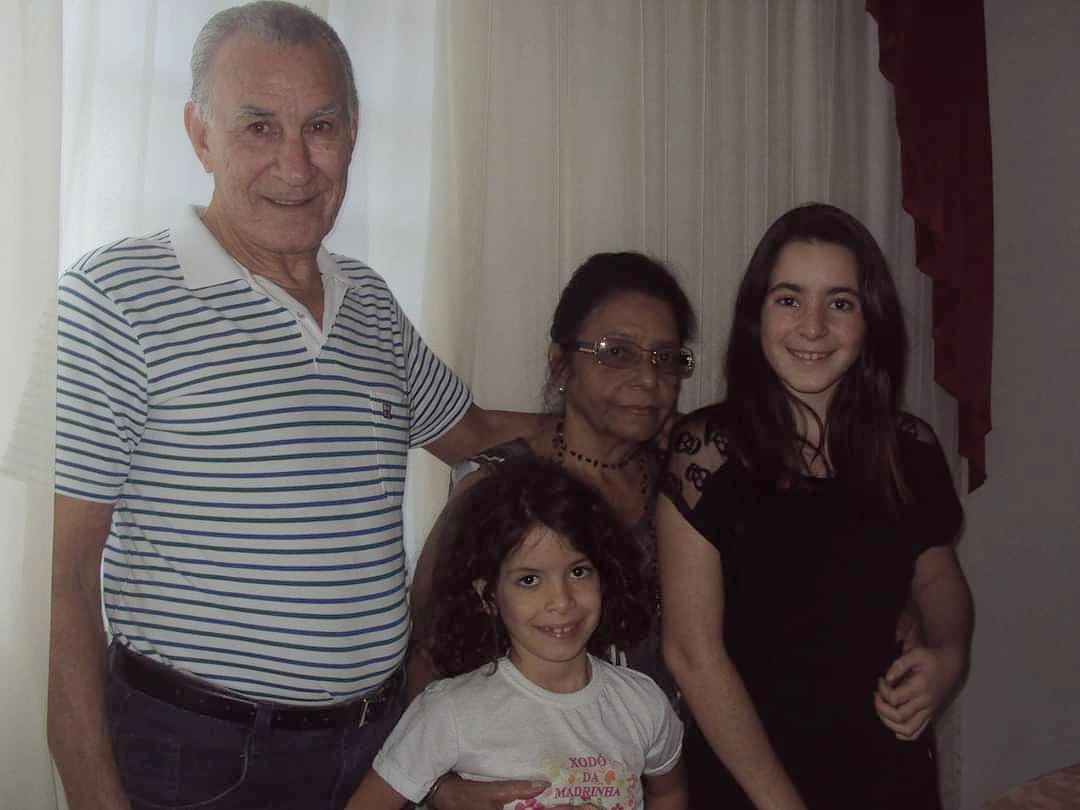 Janaina com a irmã e os avós