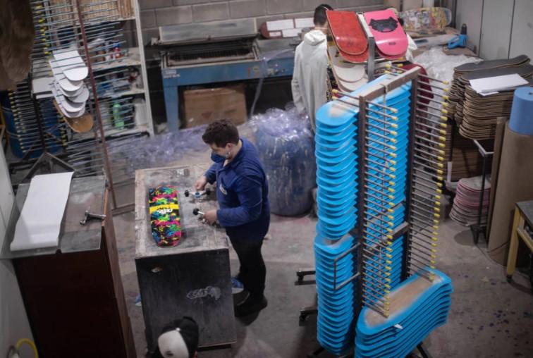 Fabricação de skate é feita de várias etapas até o acabamento 