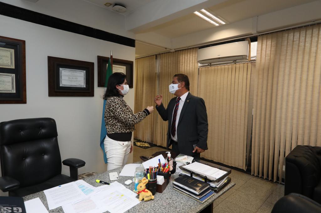 O senador Nelsinho Trad (PSD) começou hoje o processo de transição do cargo de coordenador da bancada federal de Mato Grosso do Sul, nesta quarta-feira, para a senadora Simone Tebet (MDB). 