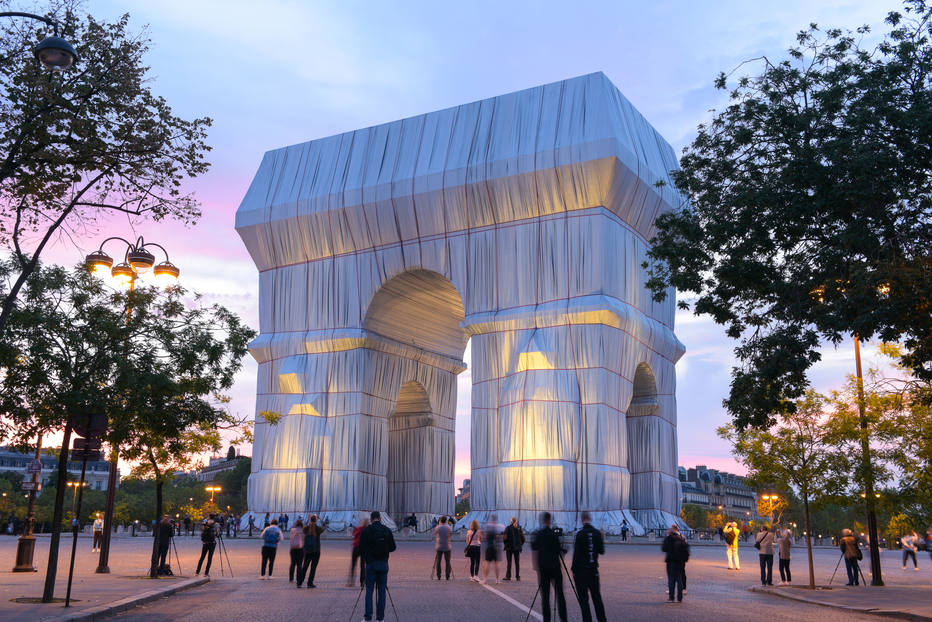 Paris volta a deslumbrar o mundo ao vestir o arco do Triunfo - A Crítica de Campo Grande Mobile