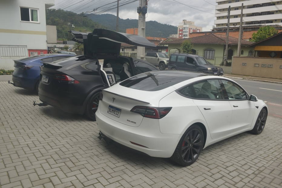 A 'coleção' de modelos Tesla de Daniel Lunelli em Jaraguá do Sul (SC)