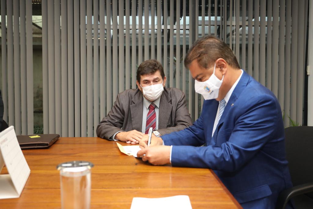 O senador Nelsinho Trad (PSD/MS) e o prefeito de Inocência, Antônio Ângelo Garcia dos Santos, mais conhecido como Toninho da Cofapi (DEM)