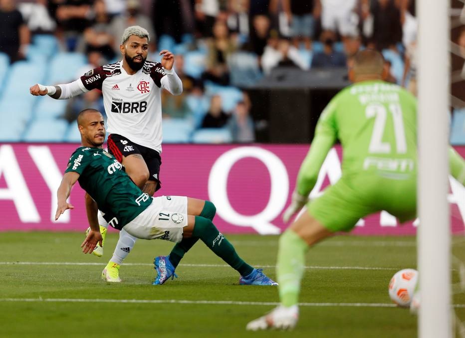 Gabigol invade a área pela esquerda antes de chutar ao gol de Weverton. 