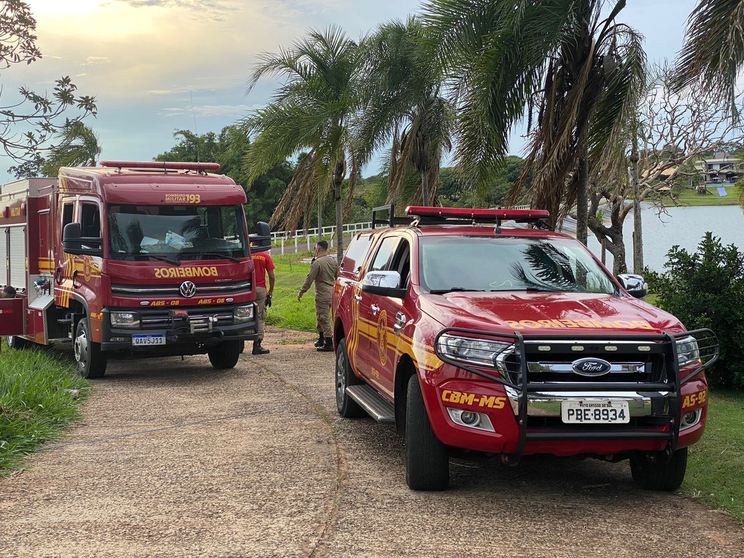 O Corpo de Bombeiros já está no local e a vítima ainda não foi localizada
