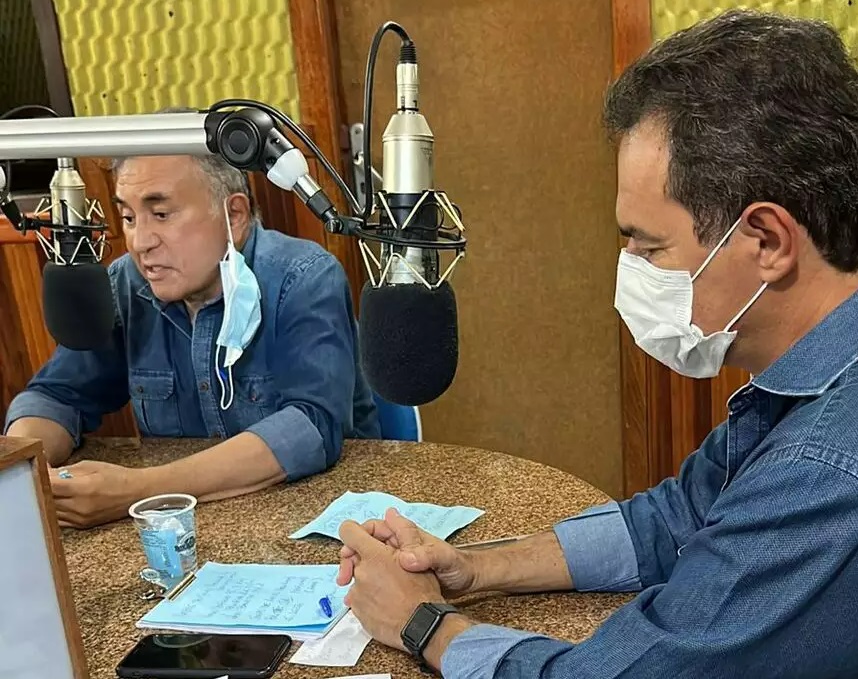Juiz federal aposentado Odilon de Oliveira e prefeito da Capital, Marquinhos Trad, na rádio Difusora Corumbá 95,9. 