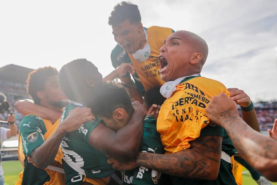 Reservas do Palmeiras vão à loucura com o gol de Veiga. 