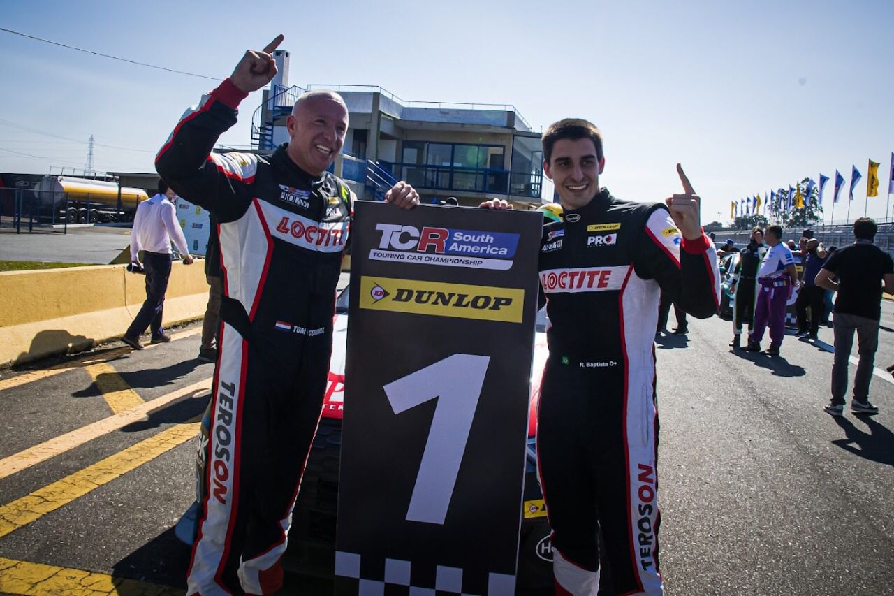 Tom Coronel e Rodrigo Baptista venceram a segunda etapa, em Curitiba.