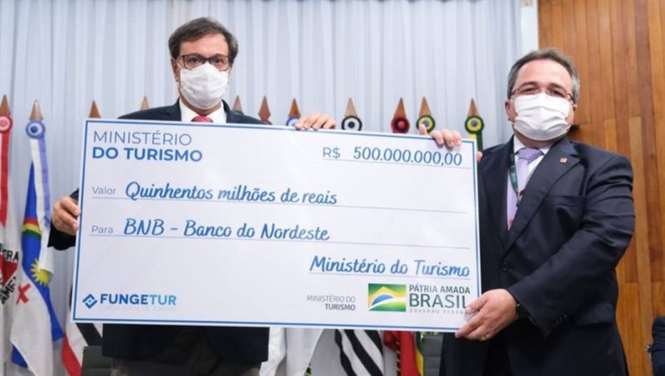 Ministro do Turismo, Gilson Machado Neto, entrega recursos do Fungetur para o presidente do Banco do Nordeste.