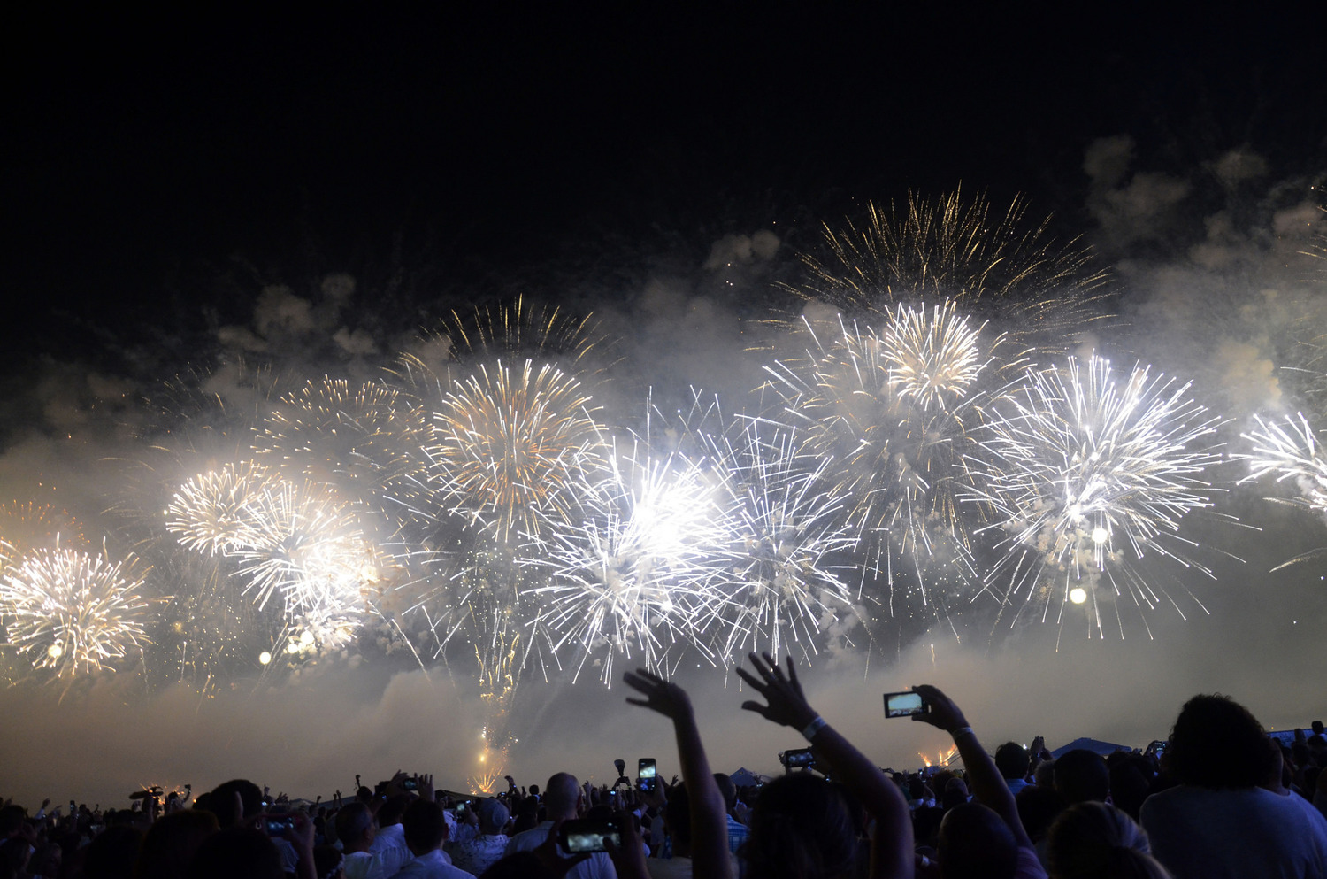 A pirotecnia é a ciência ou arte que utiliza o fogo e outras substâncias e artefatos explosivos ou combustíveis para produzir luzes, gases, fumaça, calor ou som