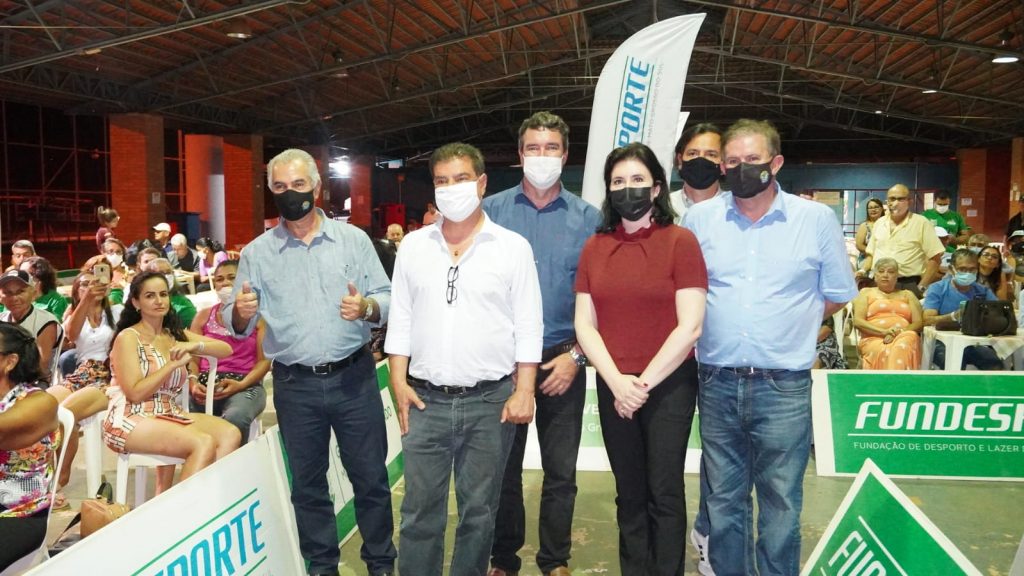 A reforma do Parque dos Poderes traz algumas novidades, como a instalação de canaletas de drenagem e meio fio, que substituem os tradicionais troncos de madeira a beira das vias