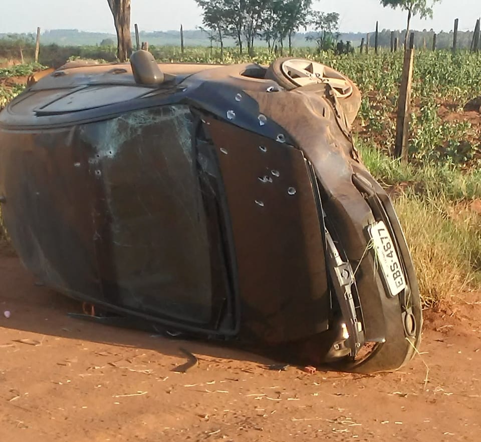 de acordo com testemunhas, a vítima seguia de carro, passou a ser perseguido, quando tentou entrar em solo paraguaio perdeu a direção do veículo, capotou e mesmo assim foi executado a tiros de pistola.