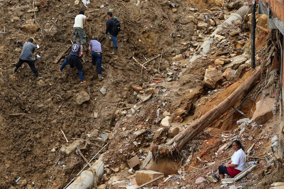 Busca por desaparecidos segue em Petrópolis; chuva na cidade e crise climática desafiam técnicas de prever o tempo.