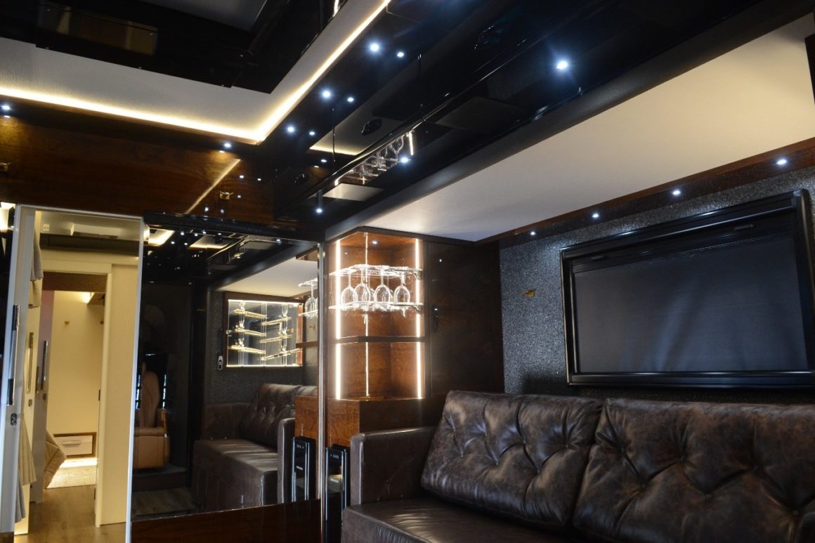 Motorhome feito no Brasil tem preço de R$ 3,5 milhões e base de Mercedes Actros
