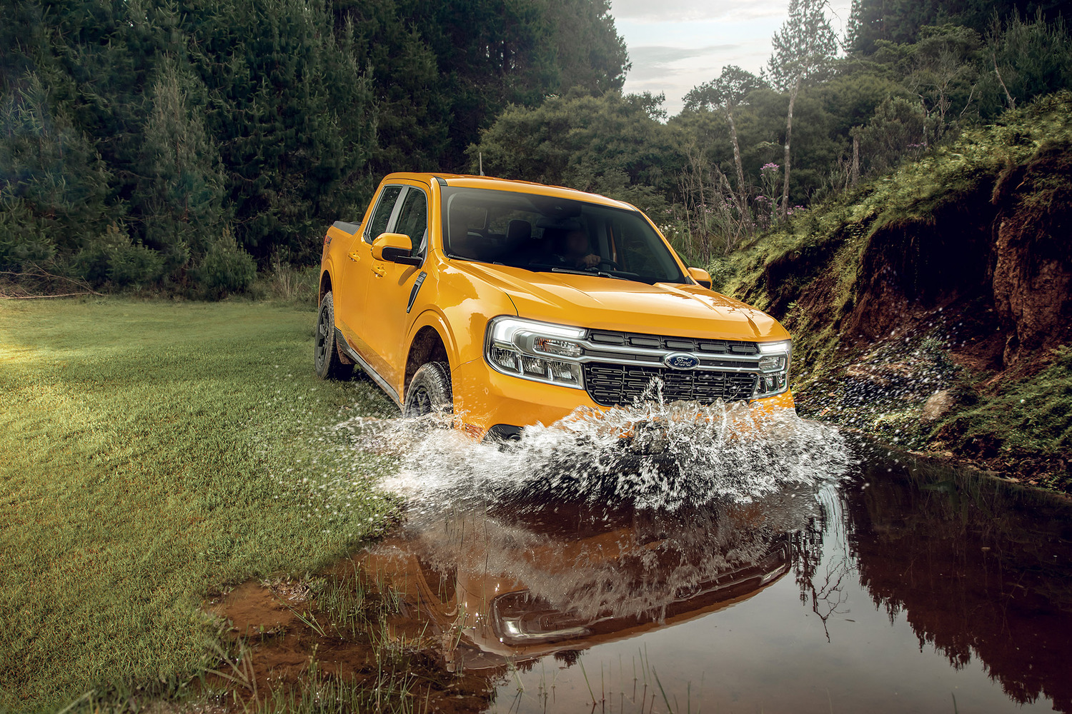 Equipada com motor 2.0 EcoBoost de 253 cv, transmissão automática de oito velocidades, tração AWD inteligente e cinco modos de direção, ela vai bem tanto no asfalto como nas trilhas