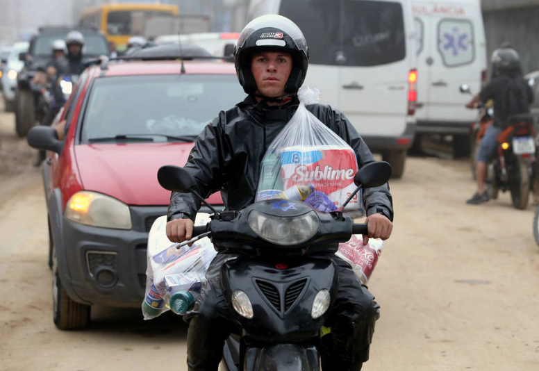 O pedreiro Matheus Dias perdeu as contas de quantas viagens de moto fez desde a última quarta-feira para entregar cestas básicas