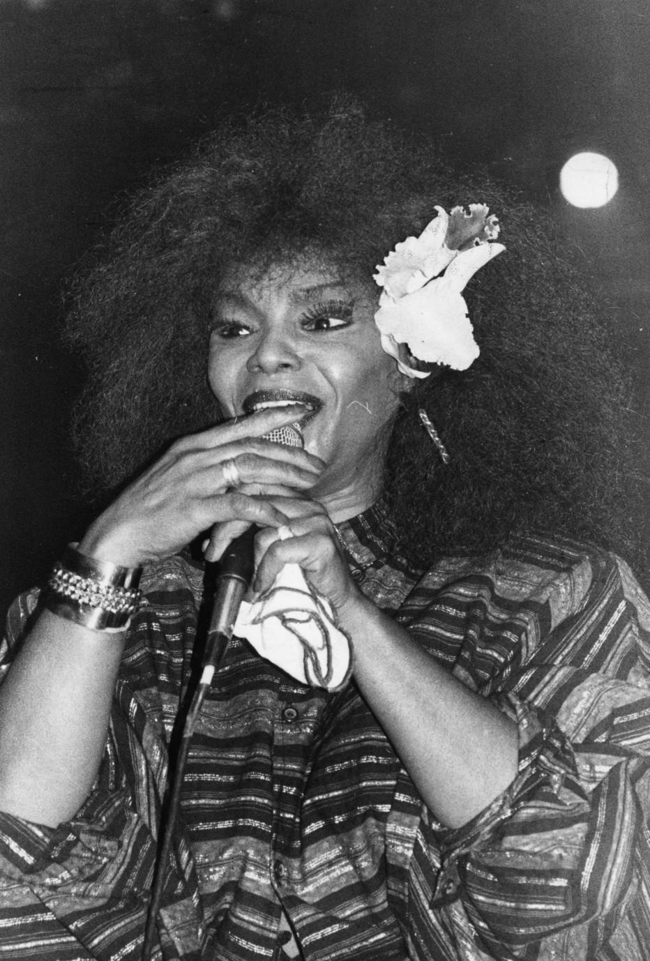 Elza Soares durante show na capital paulista em 1986.
