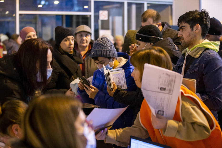 Refugiados ucranianos chegam a um dos campos de refugiados criados no centro de exposições MoldExpo, em Chisinau, Moldávia.