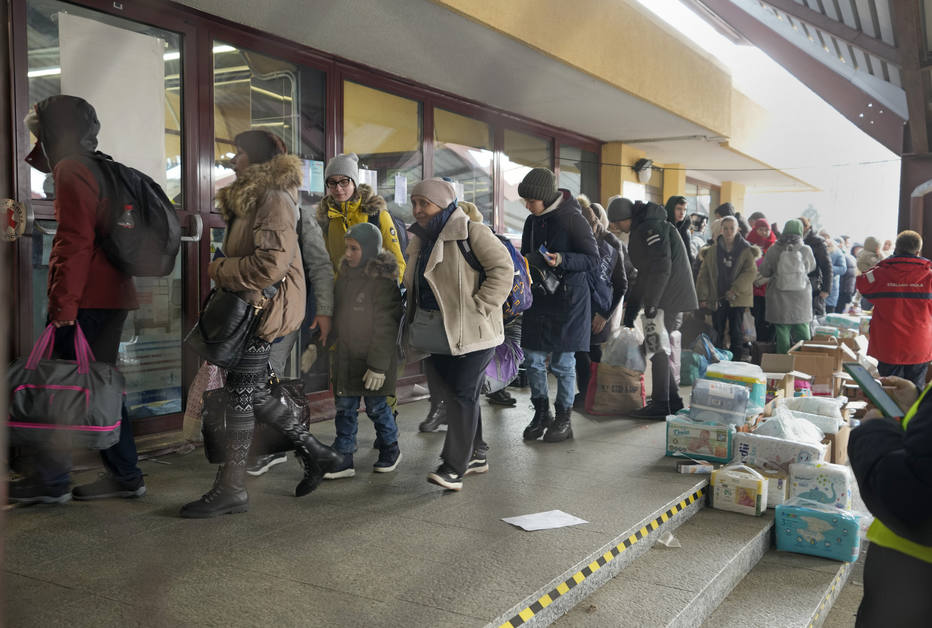 Pessoas andam em fila depois de desembarcar de um trem ucraniano na estação de Przemysl, Polônia.