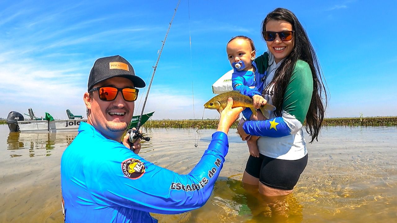 Família pescando no Pantanal.