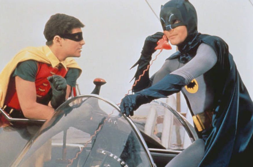 Adam West como Batman e Burt Ward como Robin em seriado dos anos 1960.