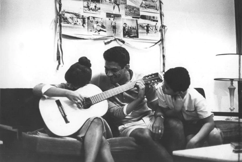 Garrincha ouve música de Elza Soares no sofá da casa do casal, São Paulo, SP, 20/10/1966. 