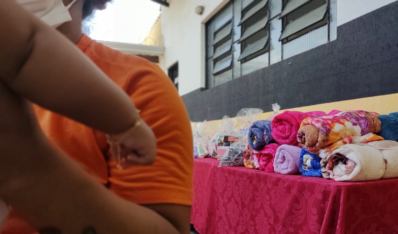 No mês da mulher, internas recebem doações de kits de higiene e beleza.