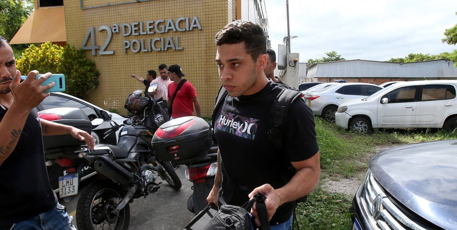 Gabriel Monteiro (PL), deixaando a 42ª Delegacia de Policia, no Recreio dos Bandeirantes, zona oeste do Rio, após prestar depoimento no dia 07 de abril.