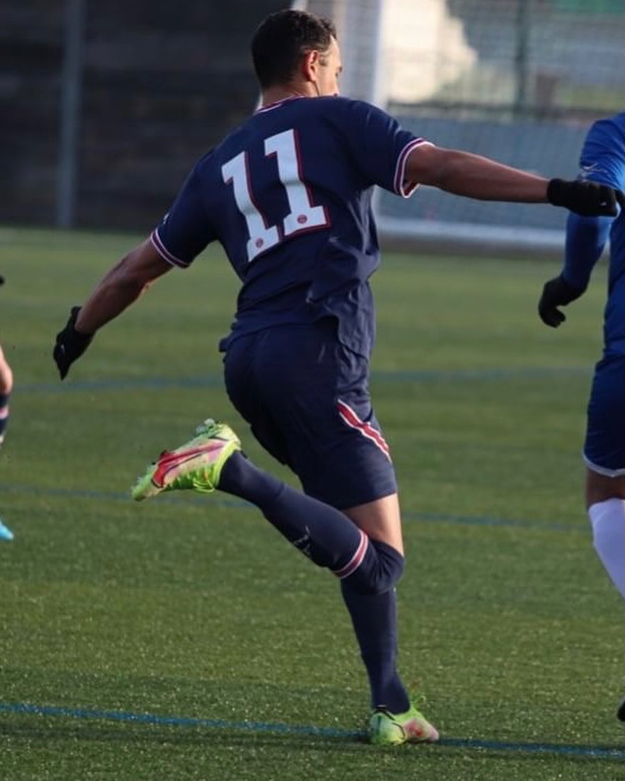 Douglas jogando pelo time B do PSG