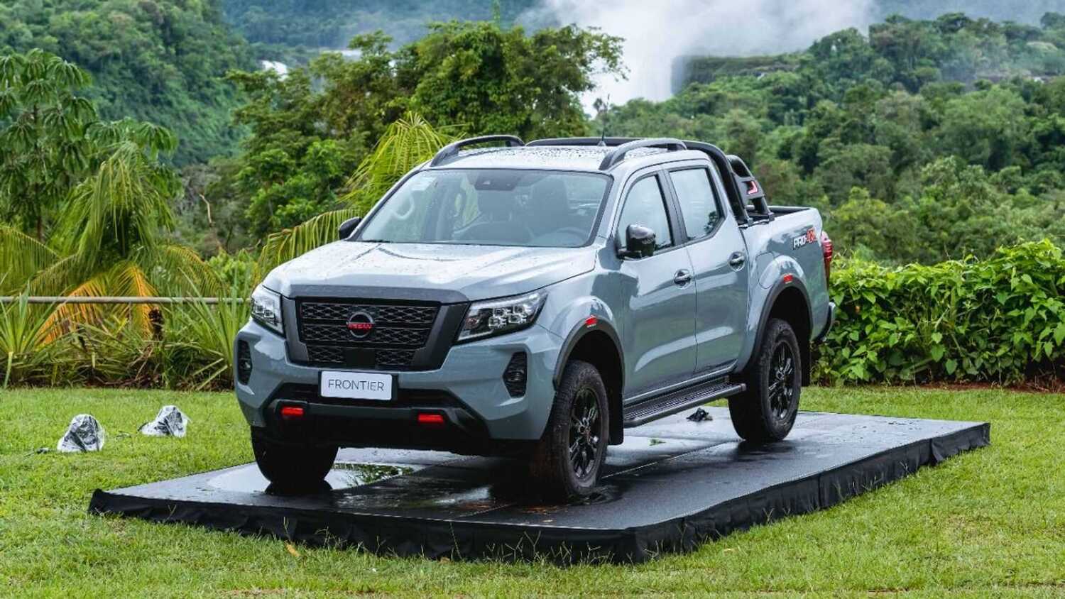 Frontier Pro-4X (R$ 314.590): Alternativa à Frontier Platinum, recebe bloqueio de diferecencial, pneus all-terrain para as rodas de liga leve de 17