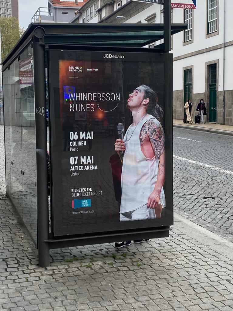  Cartaz em ponto de ônibus anuncia shows de Whindersson em Portugal nas cidades de Lisboa e Porto