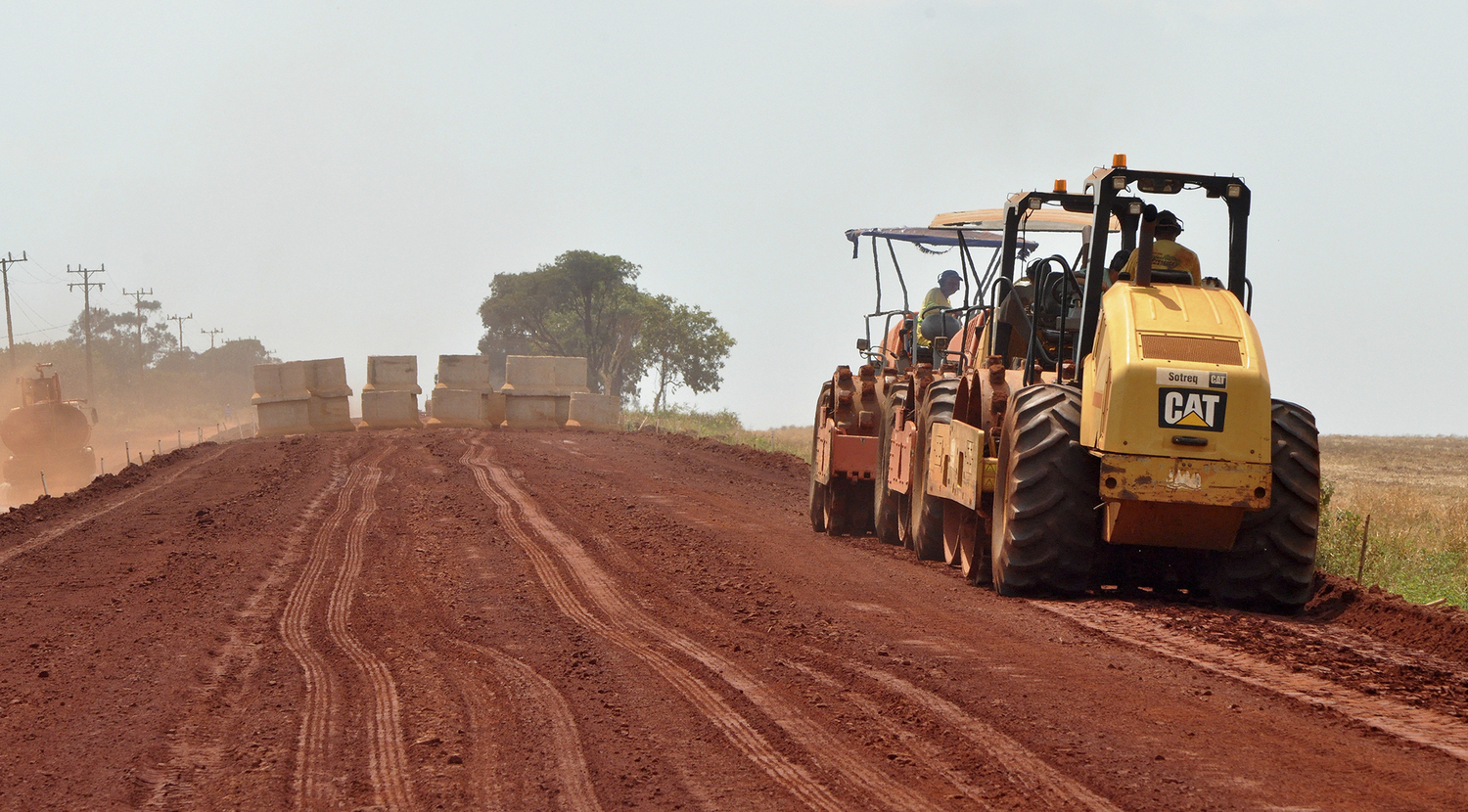Obra de pavimentação na rodovia MS-258.