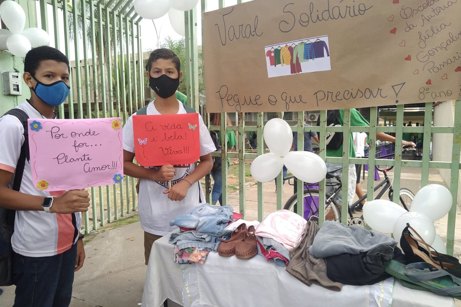 O ponto alto da gincana foi o varal solidário em frente à escola.