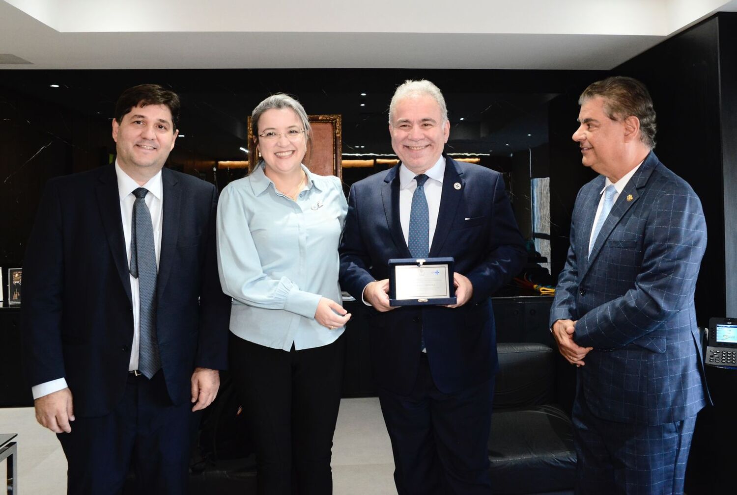 Acompanharam a reunião o assessor especial Paulo Tiago Almeida Miranda, o coordenador da Assessoria Institucional/SAPS, Davi Lima Calazans, o diretor do Departamento de Atenção Hospitalar, Domiciliar e de Urgência (DAHU), Brunno Carrijo, e a secretária Ex
