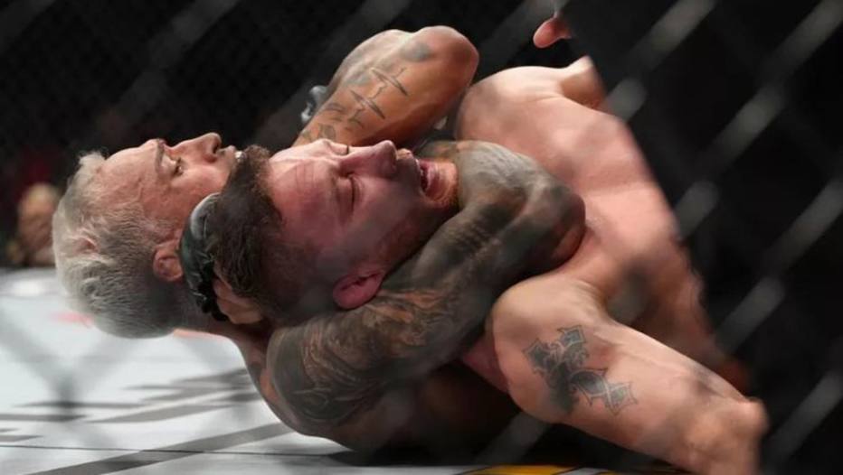 Charles terminou com o combate com um mata-leão. 