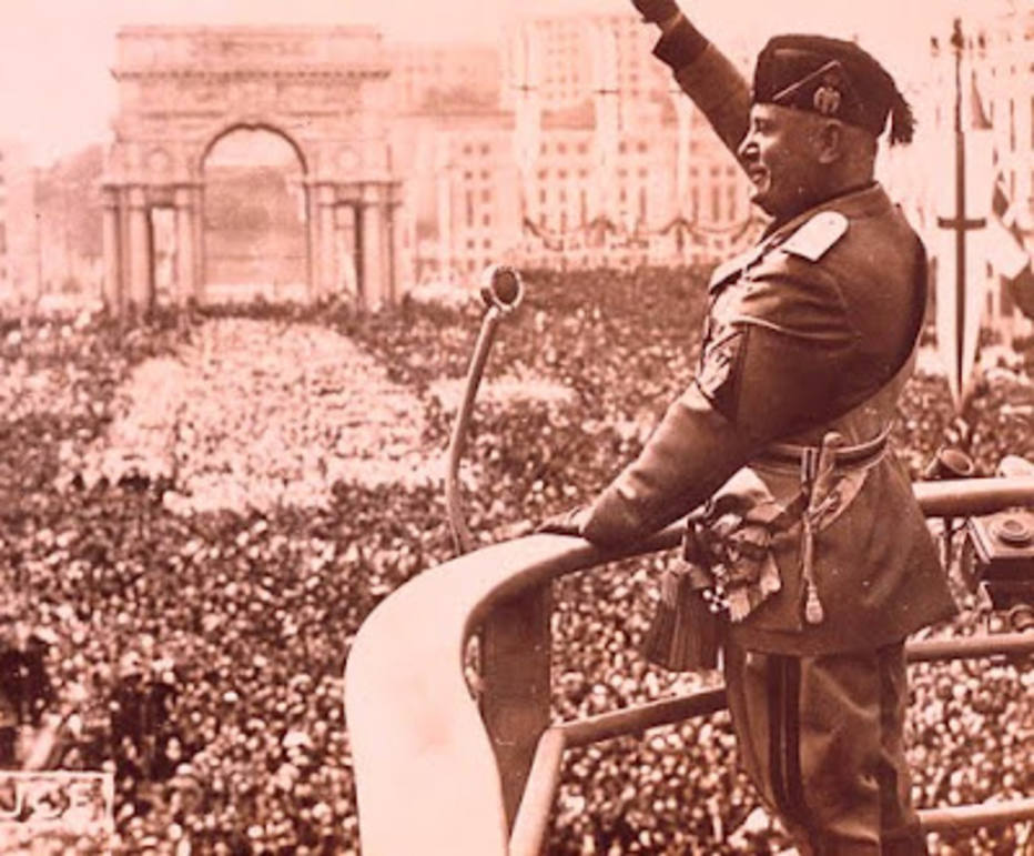 Mussolini, um ditador que passou pelos braços do povo e deixou como herança o fascismo.
