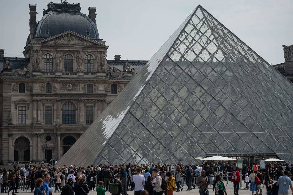 Visitantes fazem fila para entrar no Museu do Louvre, em Paris.