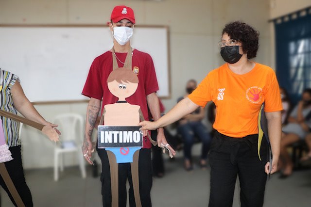 Rosemar ministrando oficina a crianças e adolescentes.