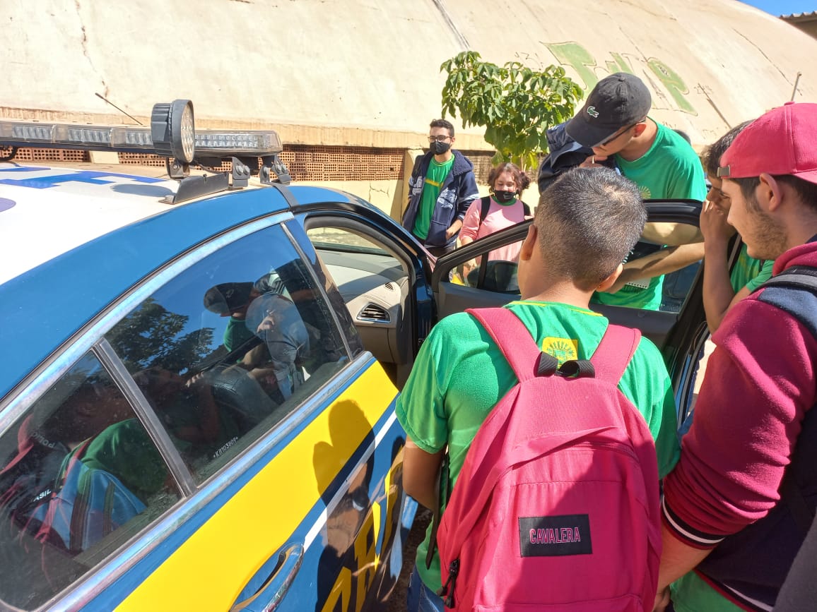 Estudantes interagiram com agentes da PRF durante atividade.