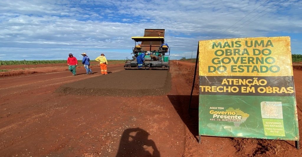 Obra de pavimentação na MS-295, em Eldorado.