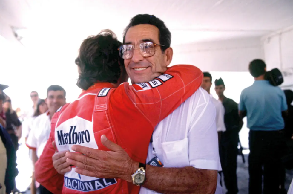 Ayrton Senna abraçando Milton da Silva, seu pai